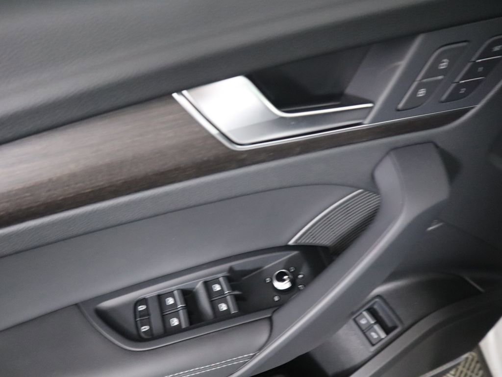 Used 2025 Audi Q5 e Premium Plus w/ Premium Plus Package image 25