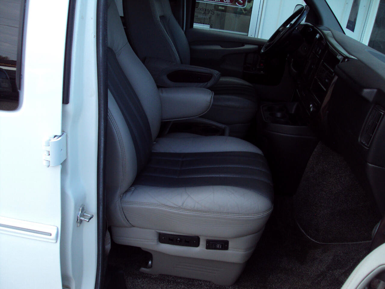 Used 2012 GMC Savana 1500 AWD image 15