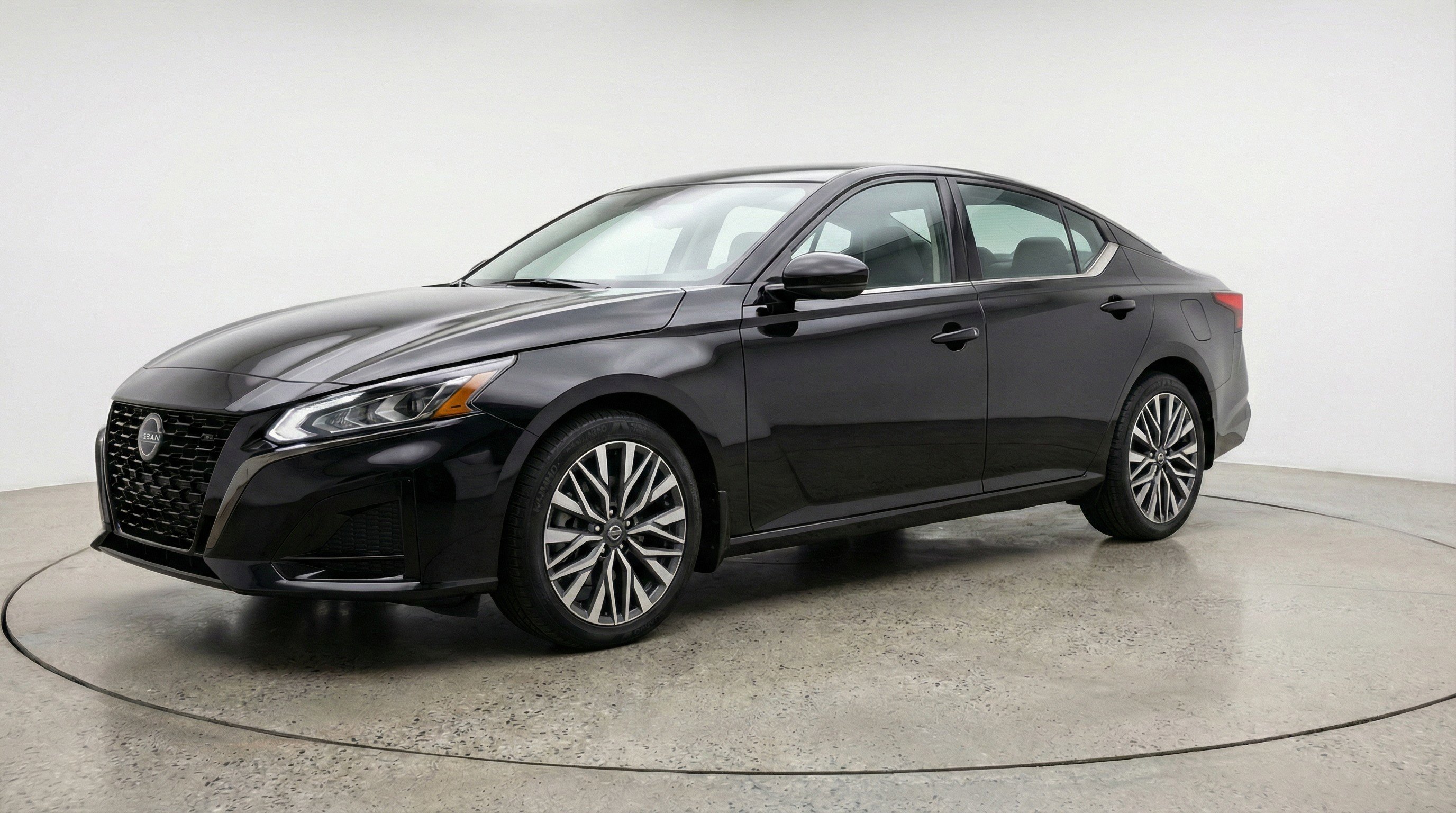Used 2025 Nissan Altima 2.5 SV FWD image 3