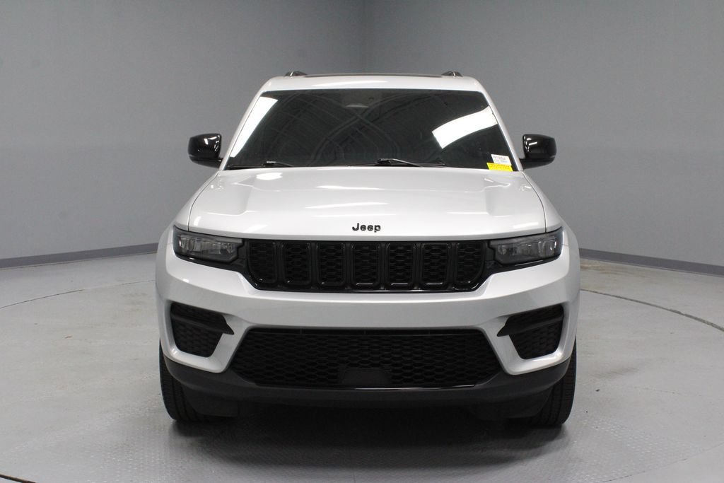 Used 2023 Jeep Grand Cherokee Altitude AWD/4WD image 5