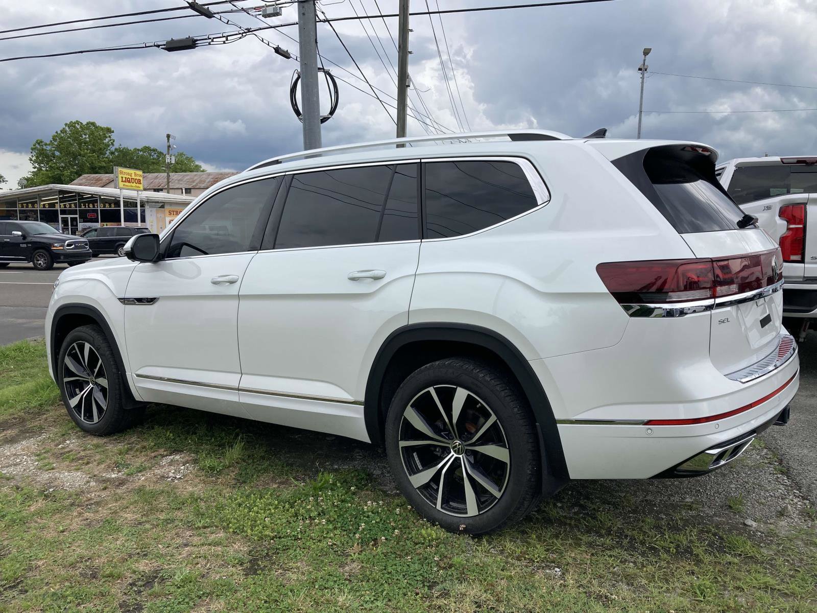 Used 2024 Volkswagen Atlas SEL Premium R-Line image 4