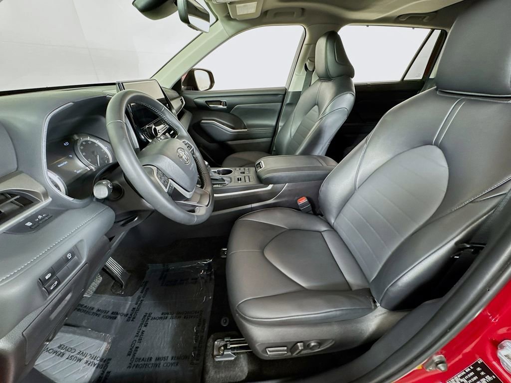 Certified 2025 Toyota Highlander XLE image 13