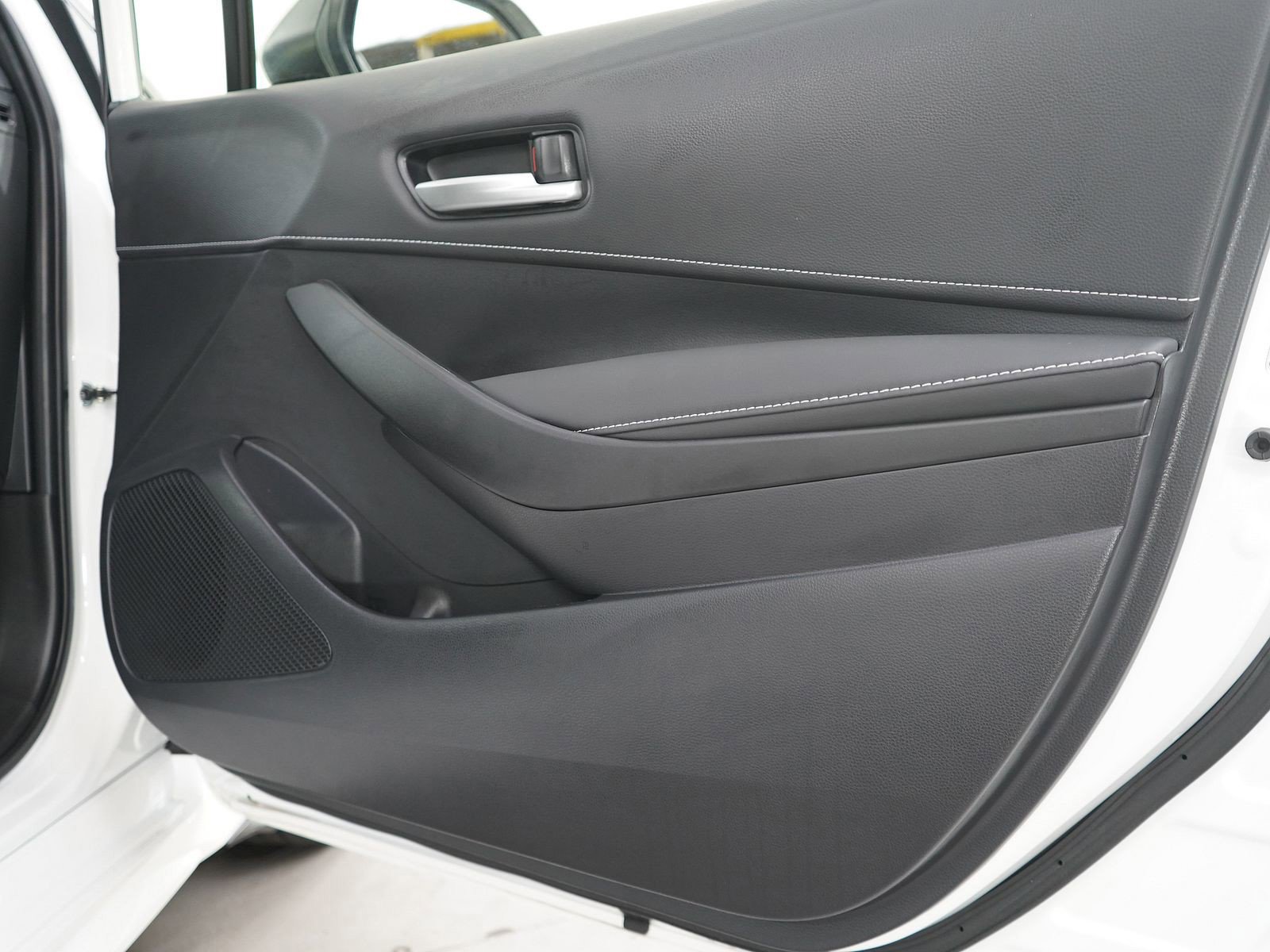Used 2024 Toyota Corolla SE w/ SE Package FWD image 9