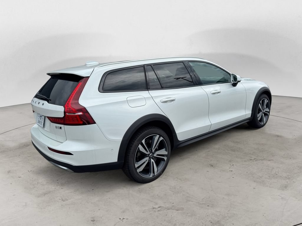New 2026 Volvo V60 B5 Cross Country Plus w/ Climate Package AWD/4WD image 7