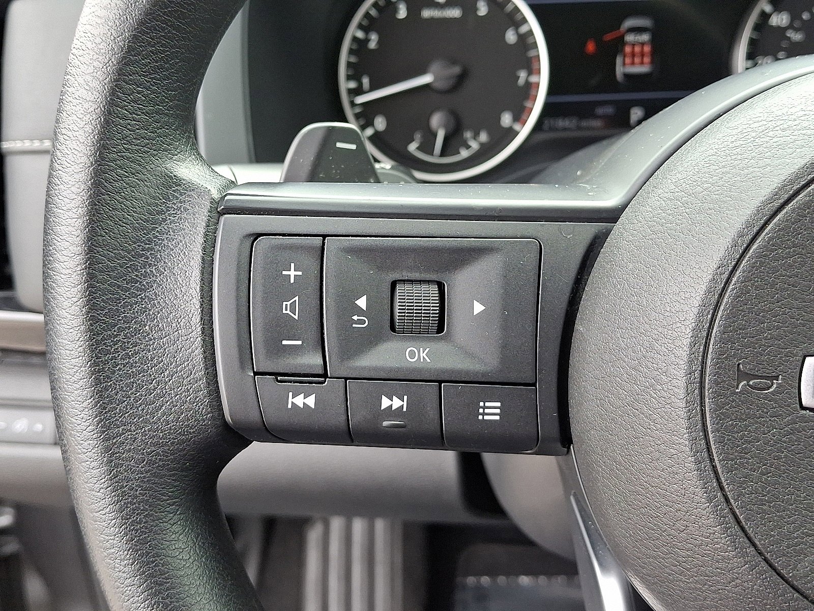 Used 2024 Nissan Pathfinder S image 21