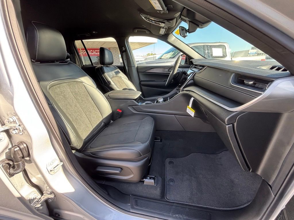 New 2025 Jeep Grand Cherokee Altitude image 9