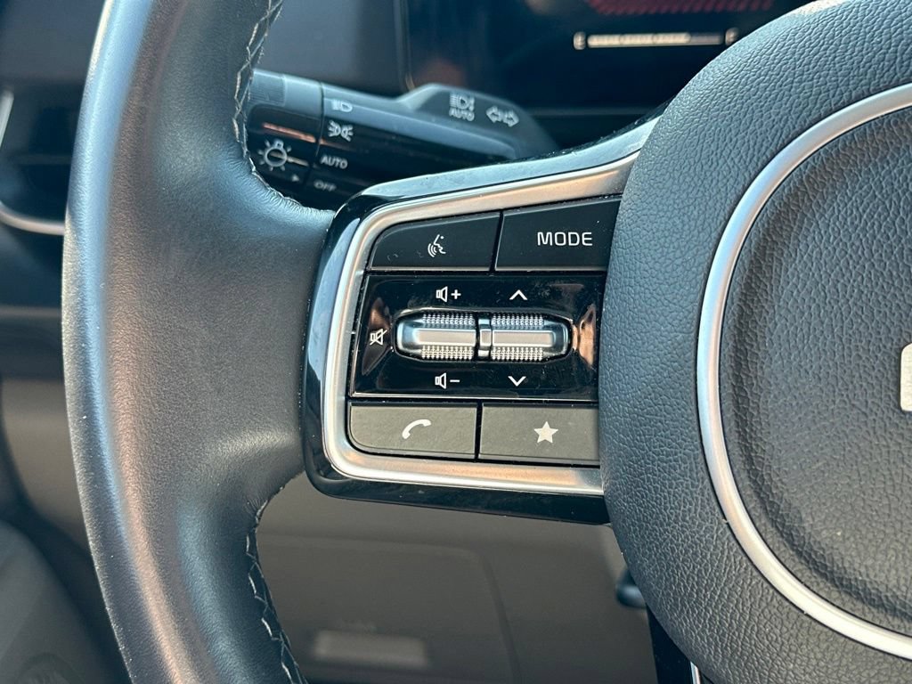 Used 2025 Kia Carnival FWD image 17