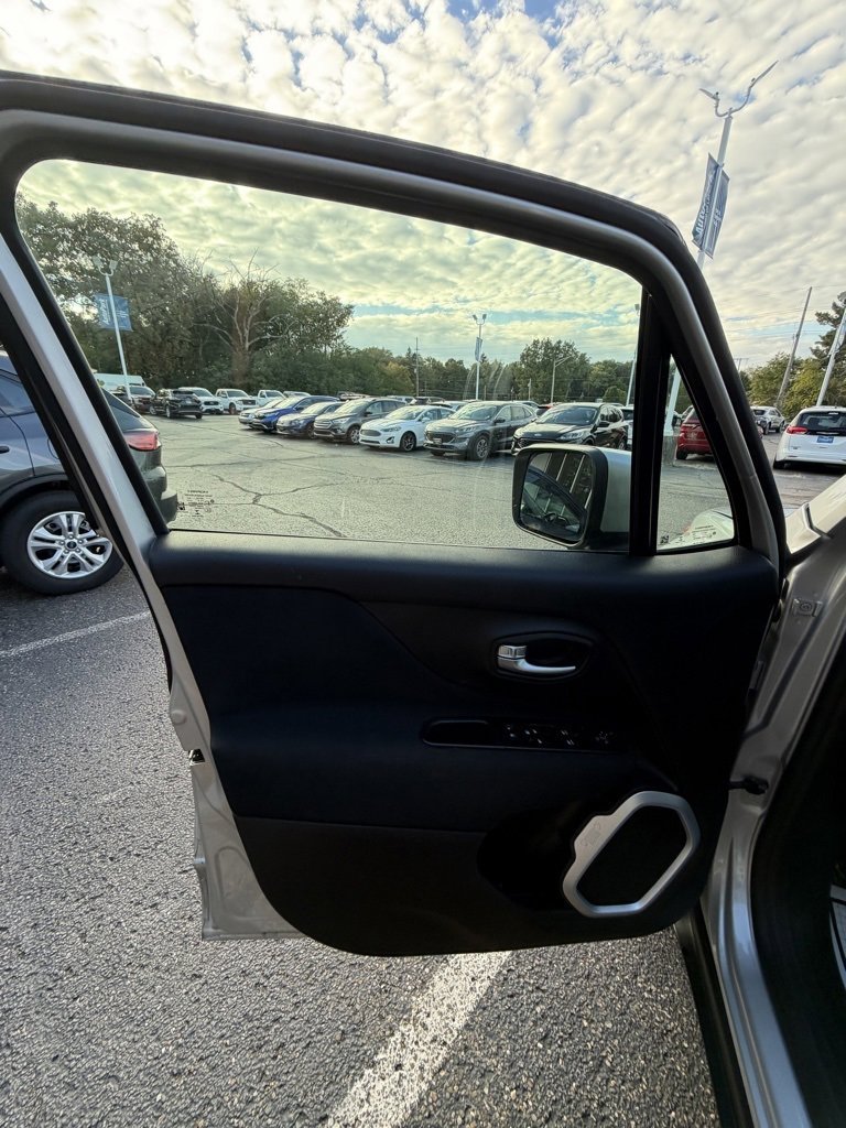 Used 2020 Jeep Renegade Latitude image 10