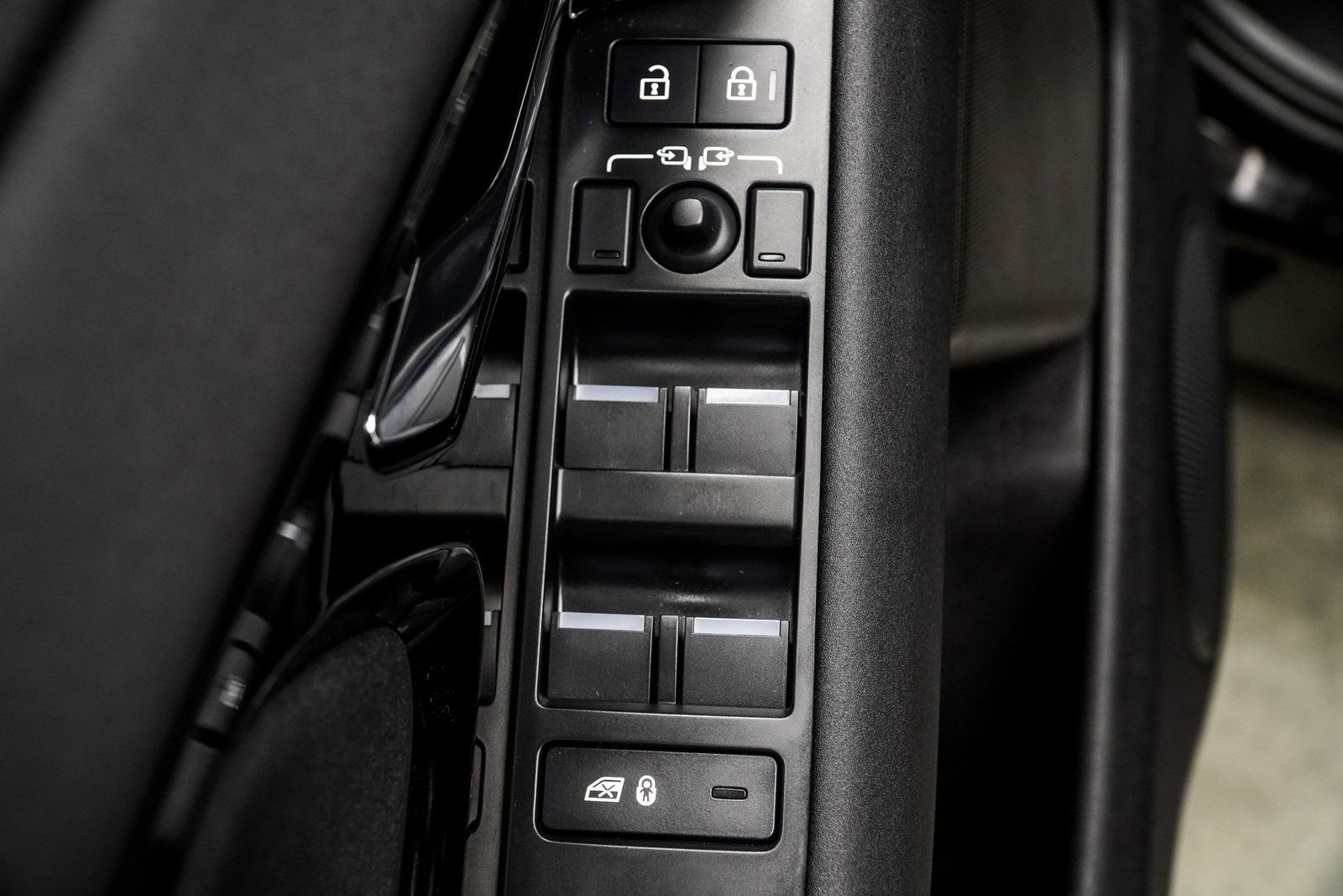 Used 2024 Land Rover Range Rover Evoque Dynamic SE image 35