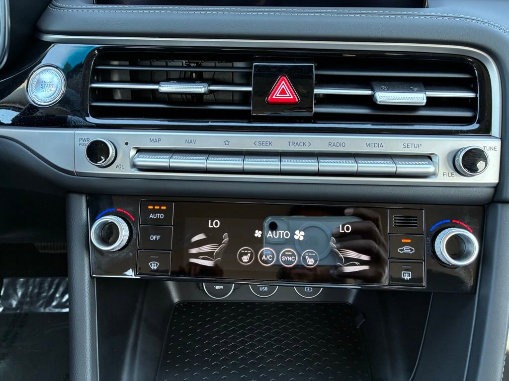 Used 2025 Genesis G70 2.5T image 22