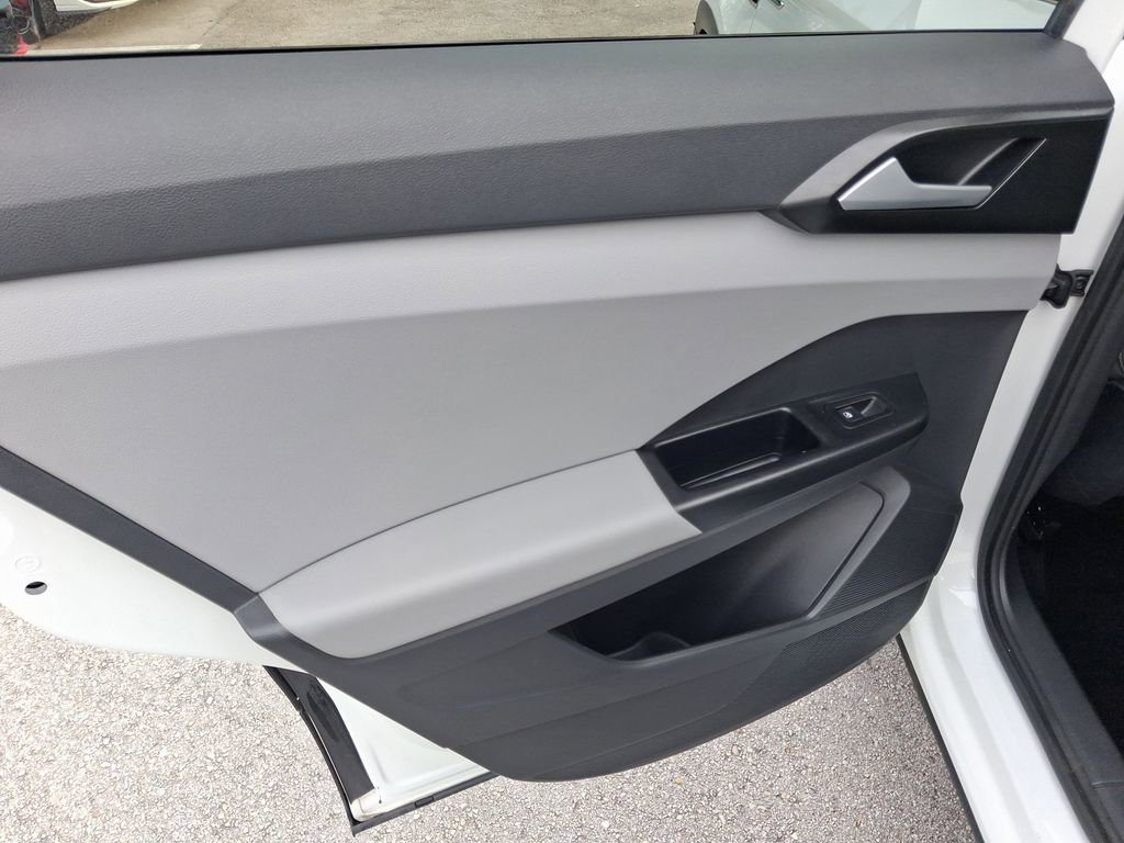 Used 2023 Volkswagen Taos SE w/ Panoramic Sunroof Package FWD image 11