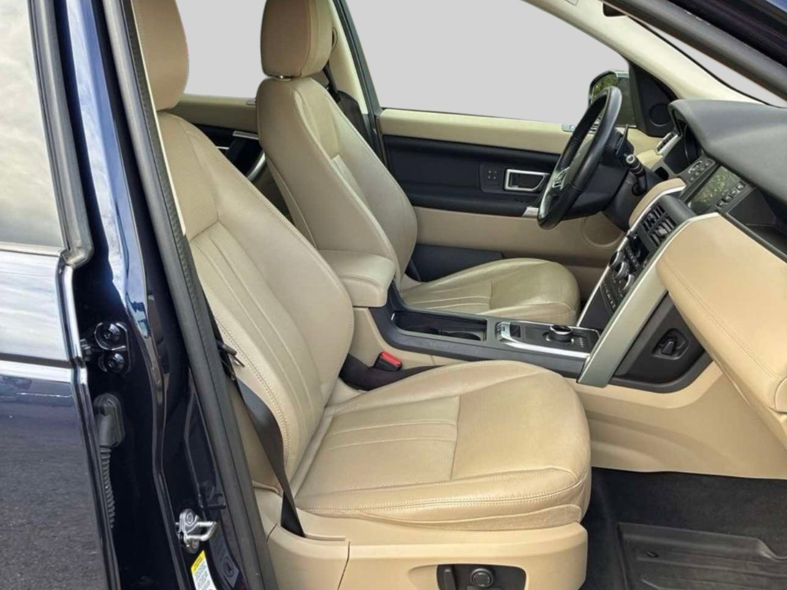 Used 2019 Land Rover Discovery Sport Landmark image 5