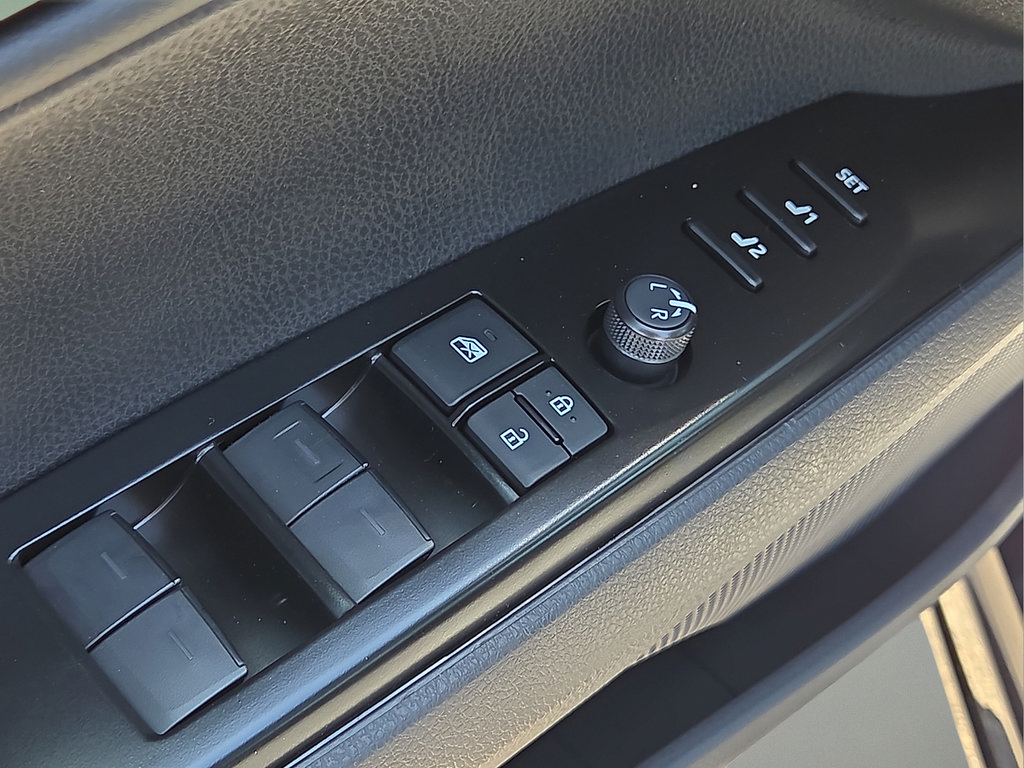 New 2026 Toyota Camry Hybrid FWD image 18
