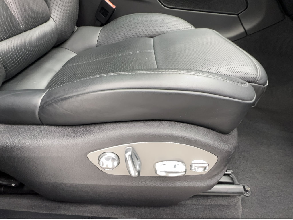 Used 2024 Porsche Macan w/ Premium Plus Package AWD/4WD image 35