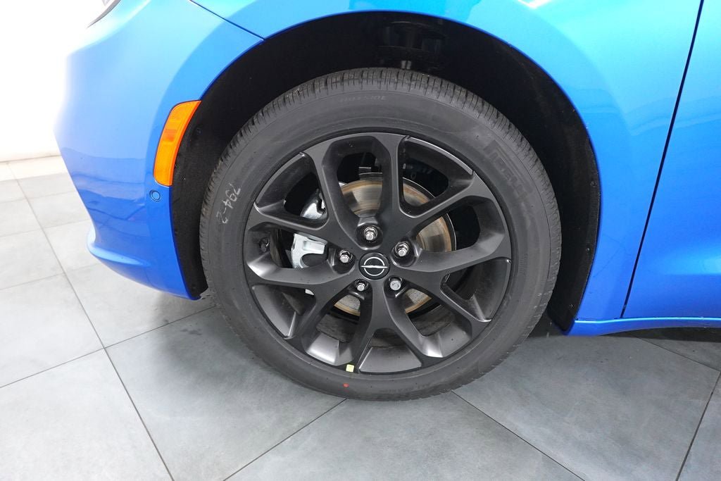 New 2026 Chrysler Pacifica Select w/ S Appearance Package image 28