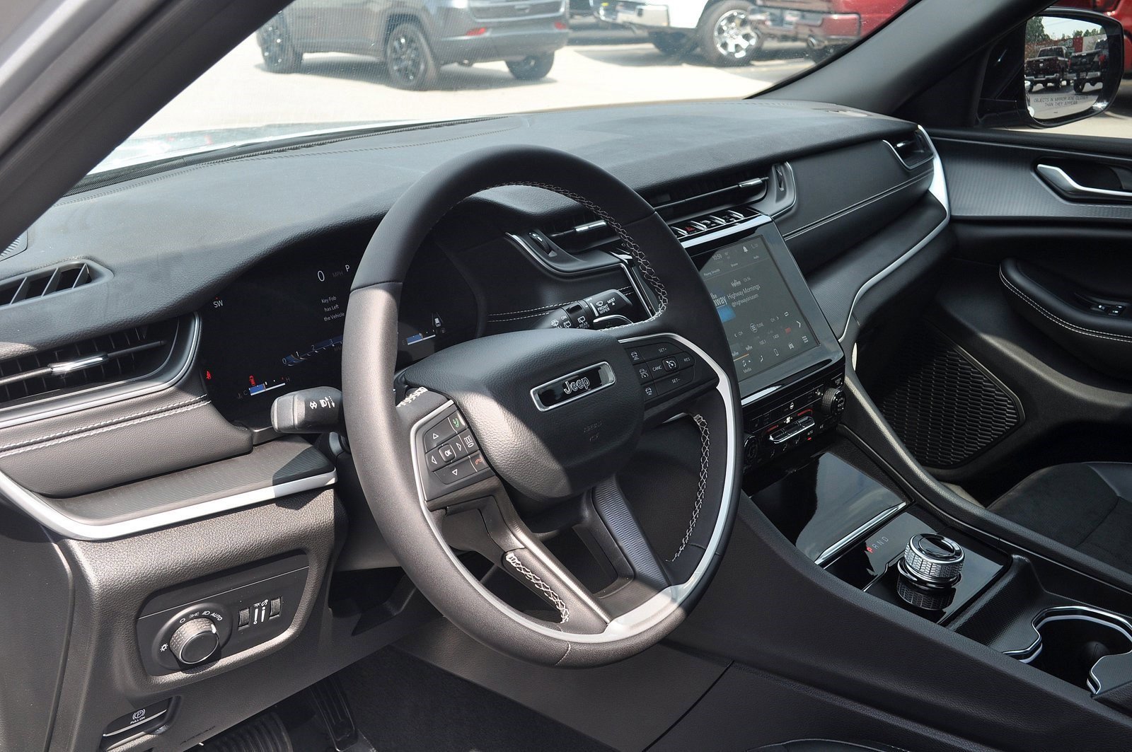 Used 2023 Jeep Grand Cherokee Altitude image 8