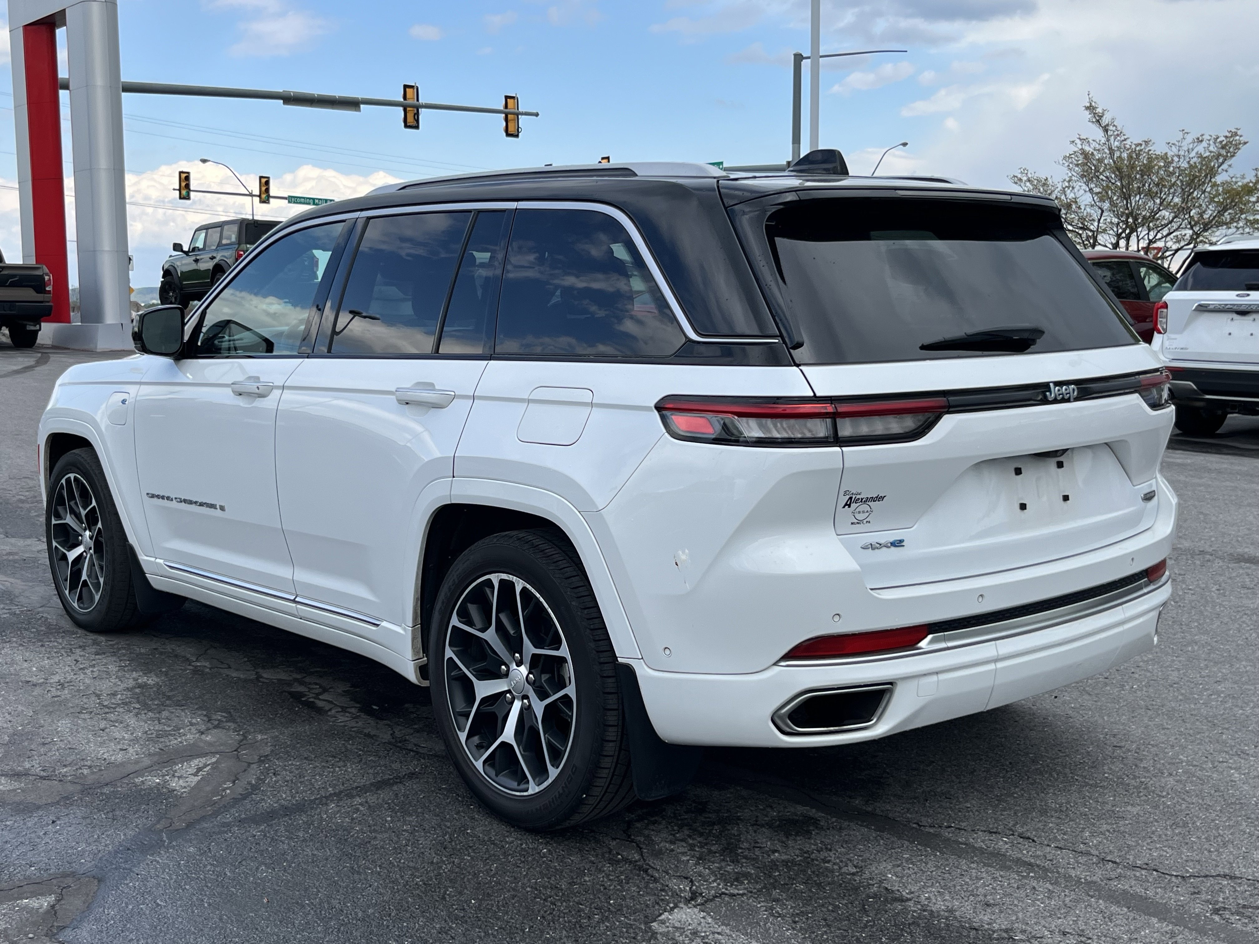 Used 2022 Jeep Grand Cherokee Summit AWD/4WD image 9