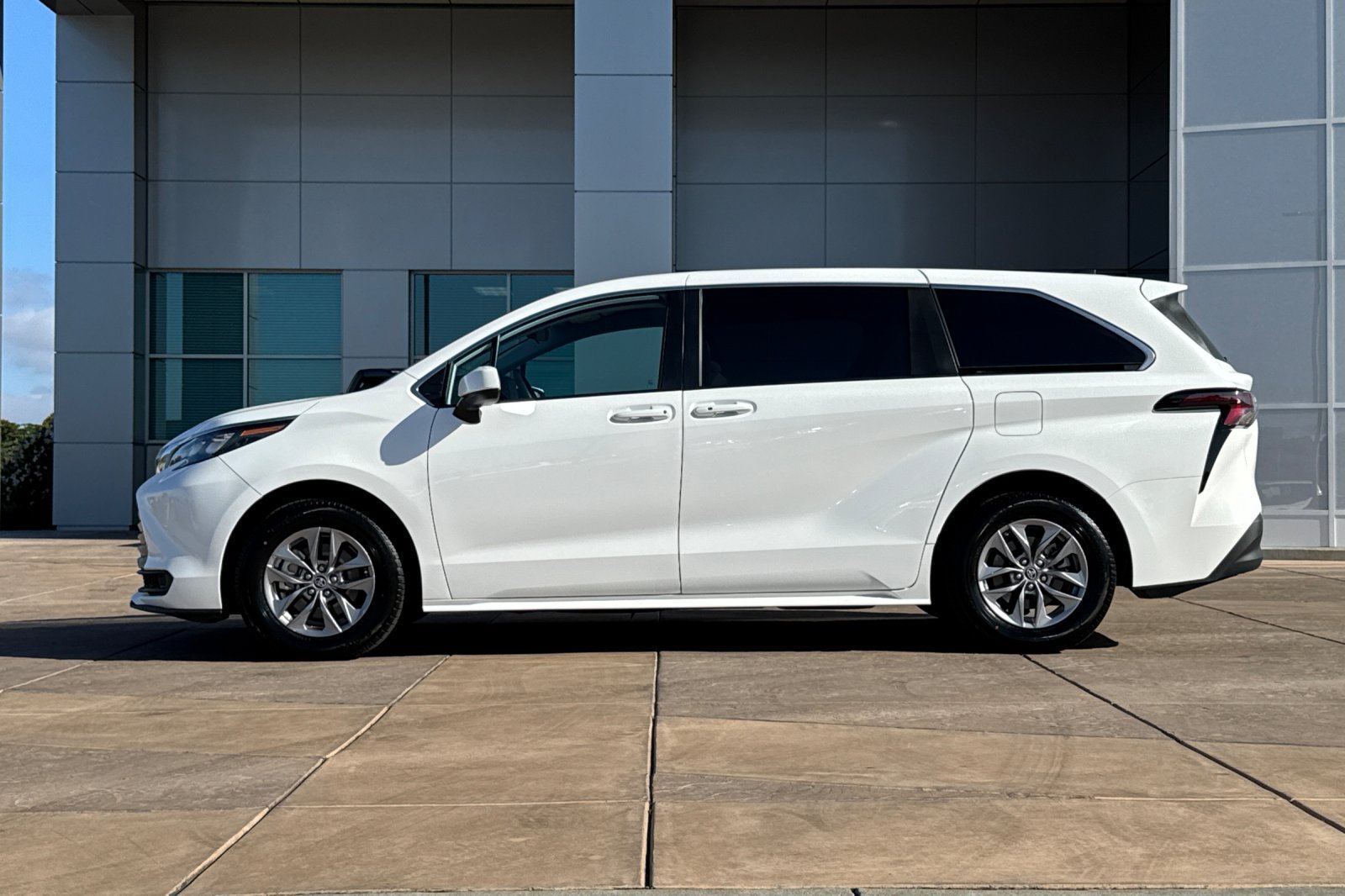Certified 2024 Toyota Sienna LE AWD/4WD image 8