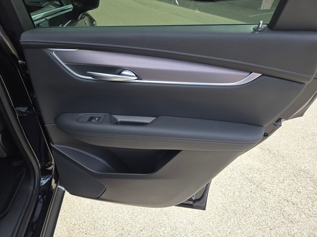 New 2025 Cadillac XT5 Luxury w/ LPO, Red Accent Package image 9