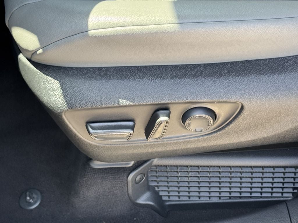Used 2025 Toyota Sienna XLE FWD image 24