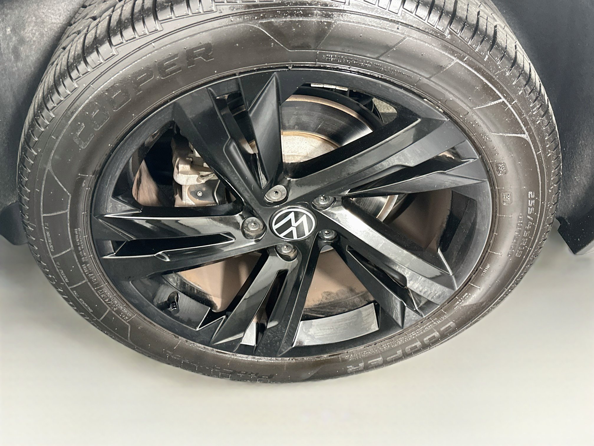 Used 2023 Volkswagen Tiguan SE R-Line FWD image 11