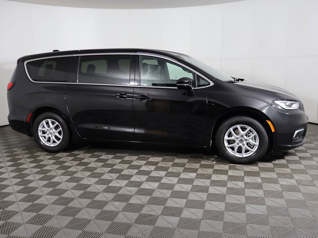 Used 2025 Chrysler Pacifica Select image 15