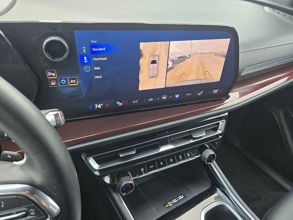 Used 2025 Chevrolet Traverse Z71 image 11