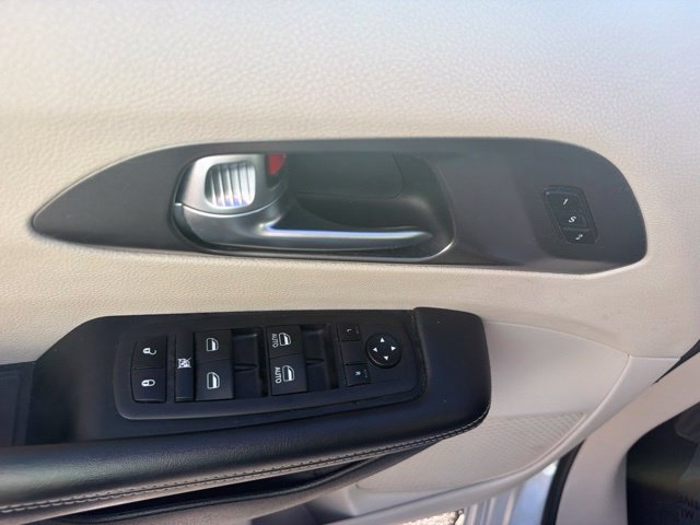 Used 2024 Chrysler Pacifica Touring-L FWD image 20