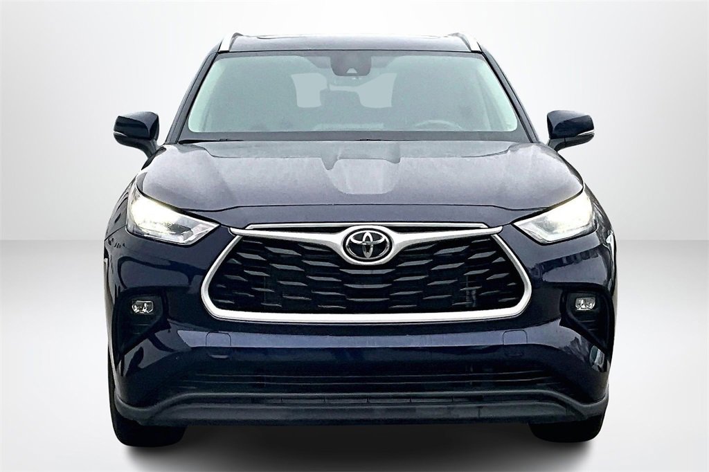 Used 2022 Toyota Highlander XLE image 2
