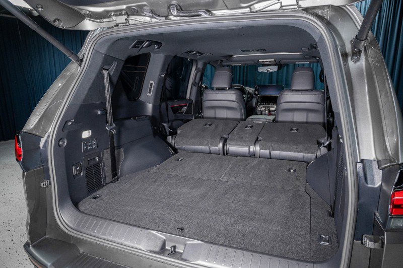 Used 2026 Lexus LX 600 4WD w/ Luxury Package image 8