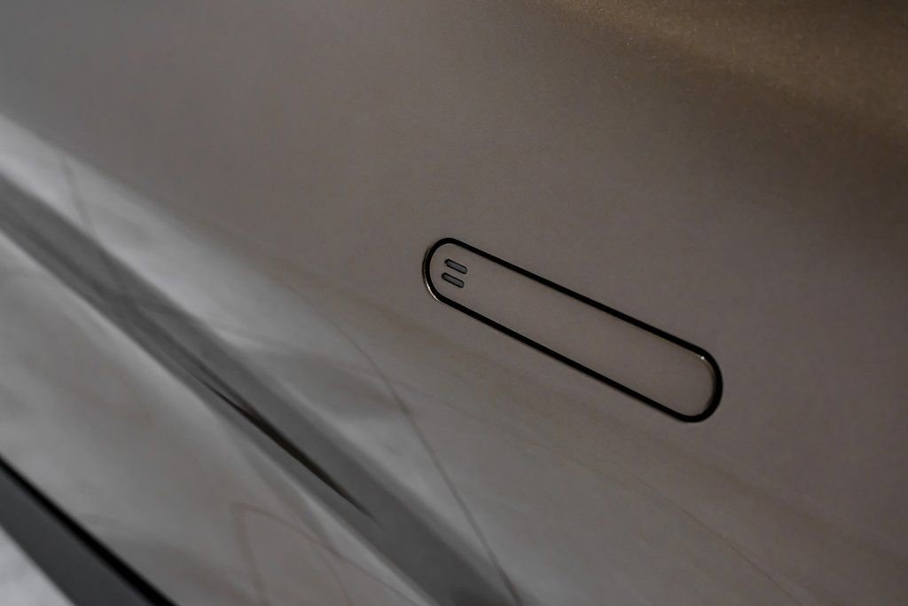 Used 2025 Aston Martin Vanquish RWD image 28