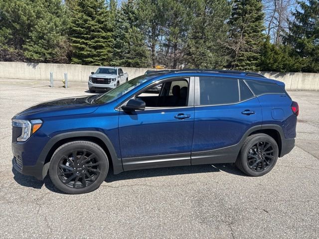 Used 2023 GMC Terrain SLE w/ Driver Convenience Package image 5