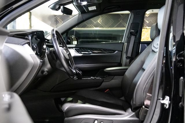 Used 2024 Cadillac XT6 Premium Luxury w/ Technology Package FWD image 8