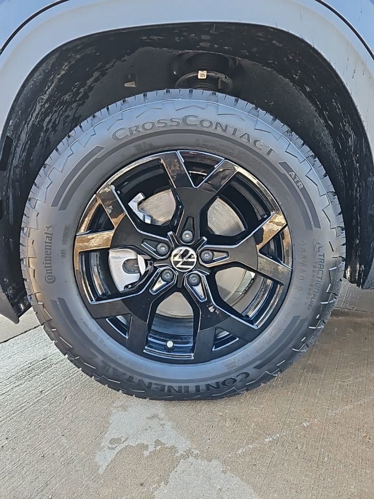 Used 2025 Volkswagen Atlas Peak Edition SE AWD/4WD image 9