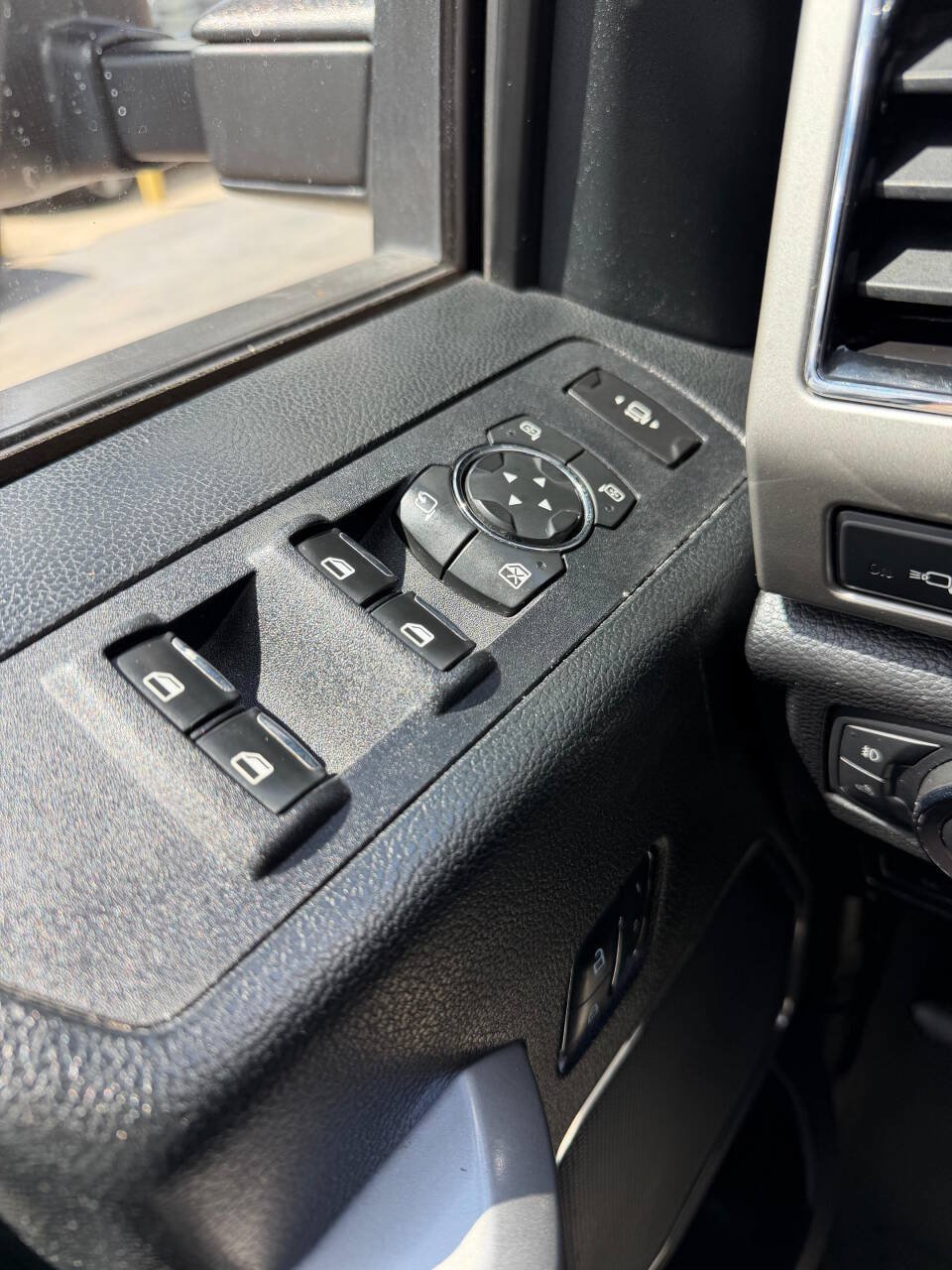 Used 2019 Ford F250 Lariat w/ Lariat Ultimate Package AWD/4WD image 26