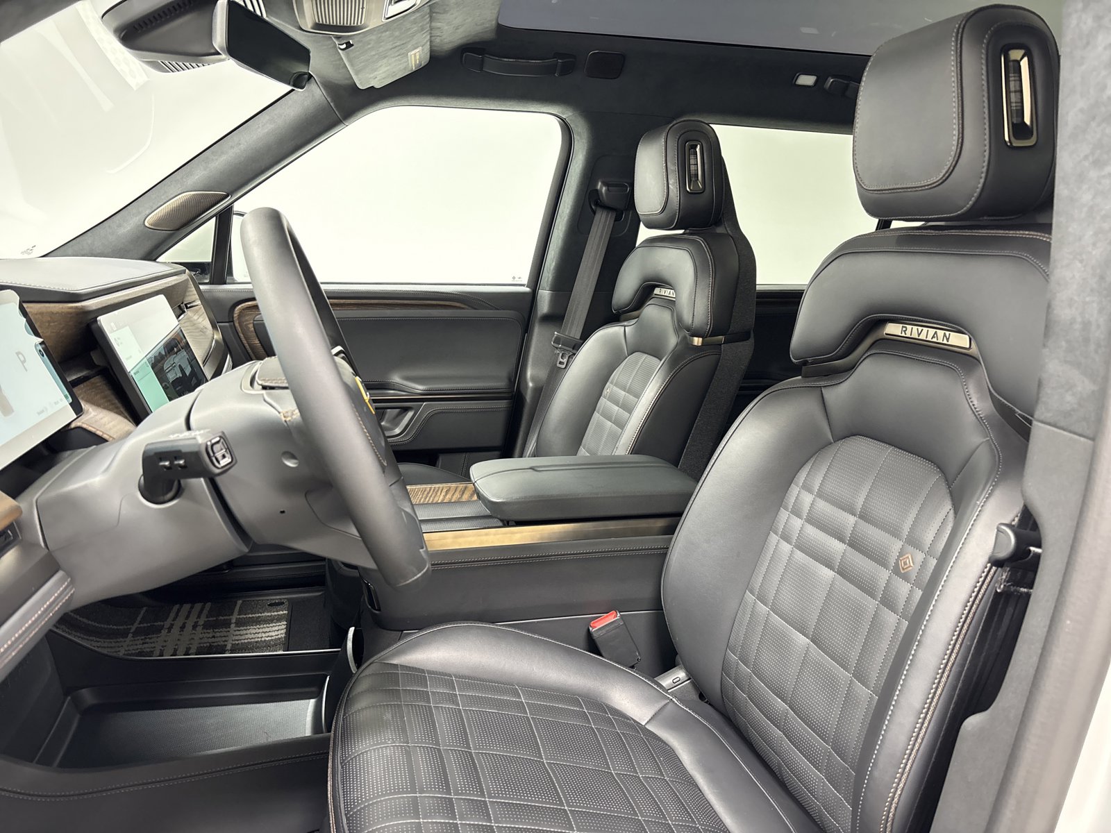 Used 2025 Rivian R1S Premium image 20