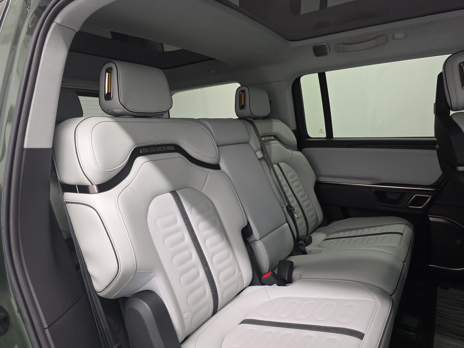 Used 2024 Rivian R1S Adventure AWD/4WD image 23