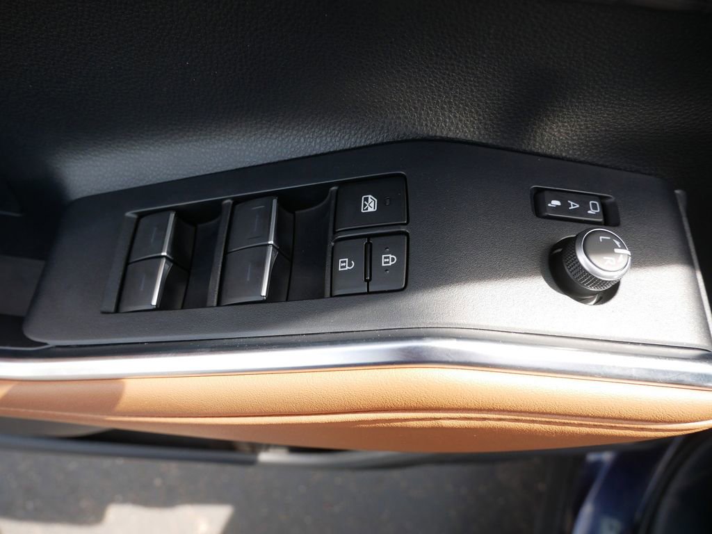 Used 2023 Toyota Highlander Platinum AWD/4WD image 16
