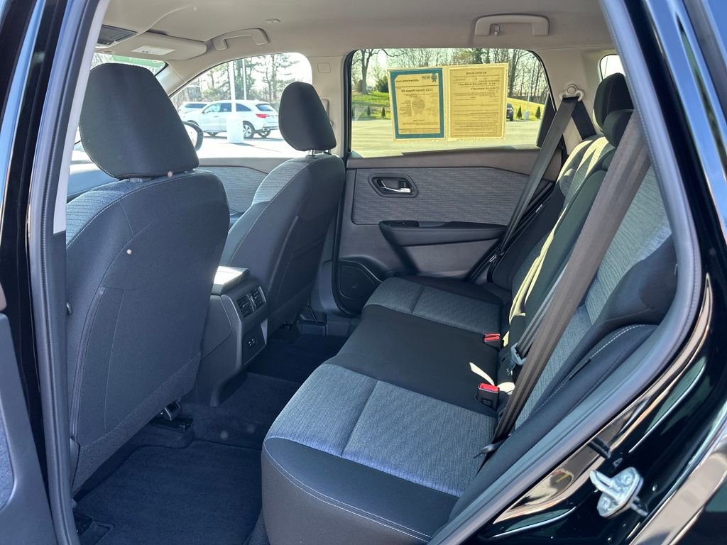Used 2023 Nissan Rogue SV AWD/4WD image 16