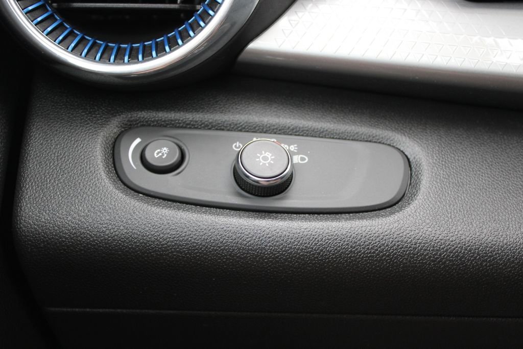 Used 2025 Chevrolet Trax LT image 39