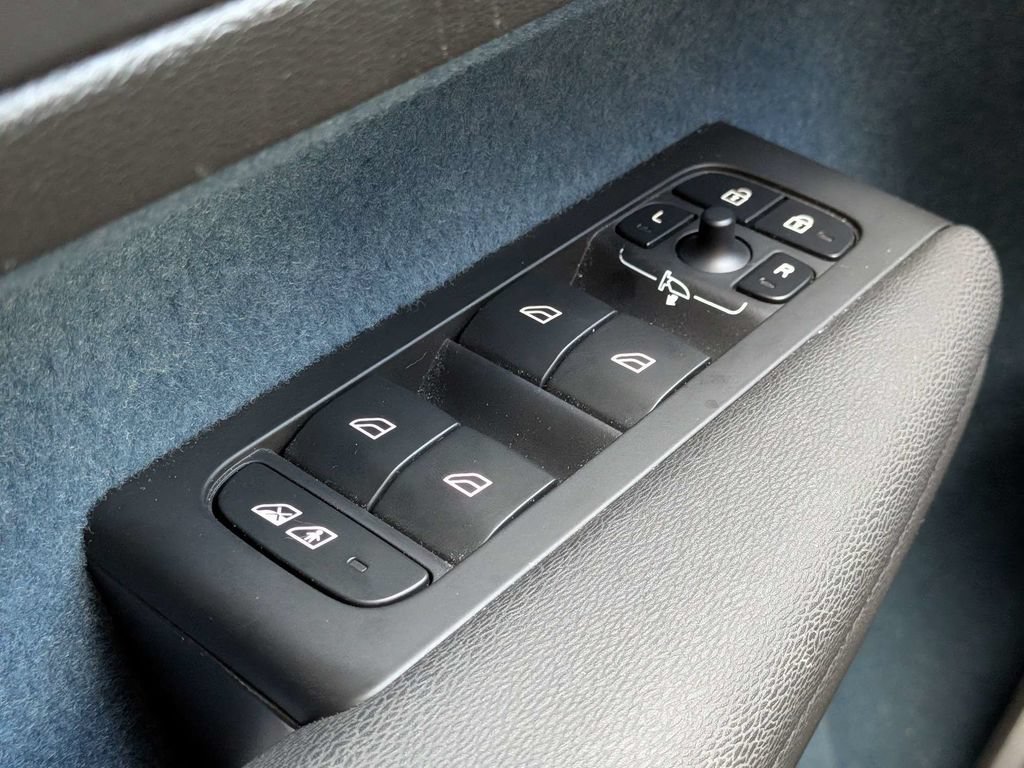 Certified 2023 Volvo XC40 Recharge Plus AWD/4WD image 33