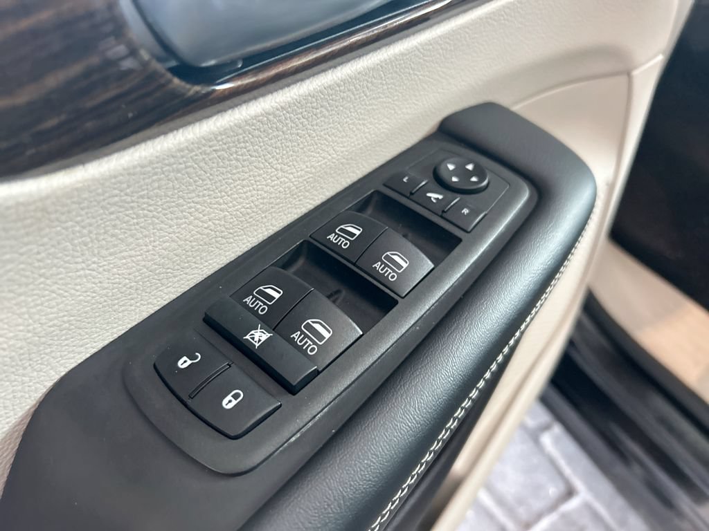 Used 2023 Chrysler Pacifica Limited FWD image 10