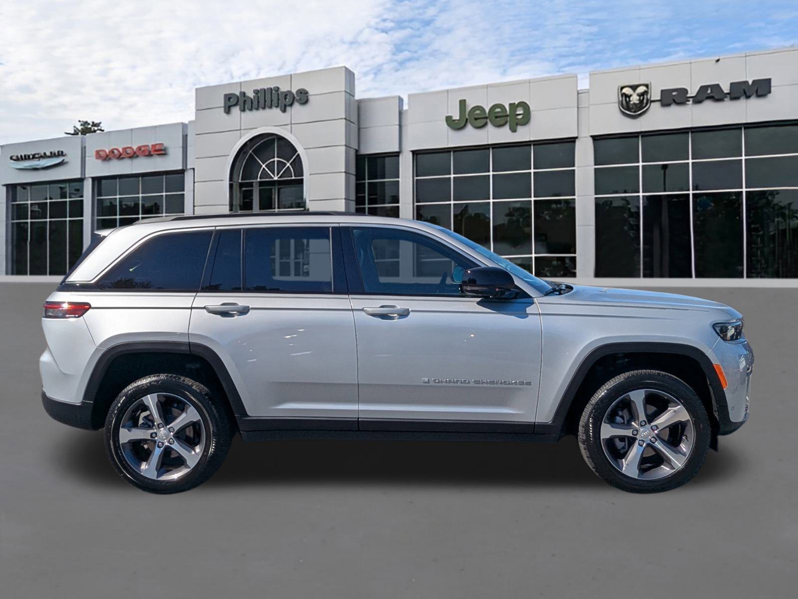 New 2026 Jeep Grand Cherokee Limited w/ Luxury Tech Group II image 2