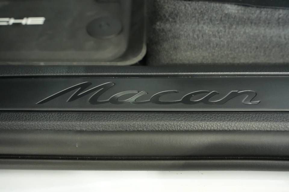 Certified 2025 Porsche Macan AWD/4WD image 32