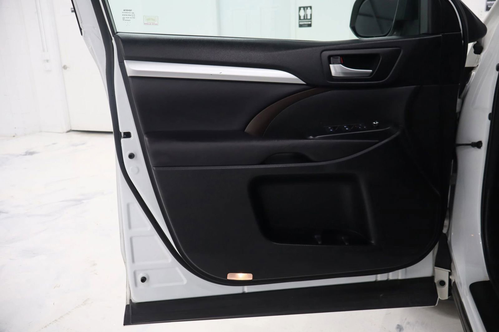 Used 2017 Toyota Highlander XLE image 9