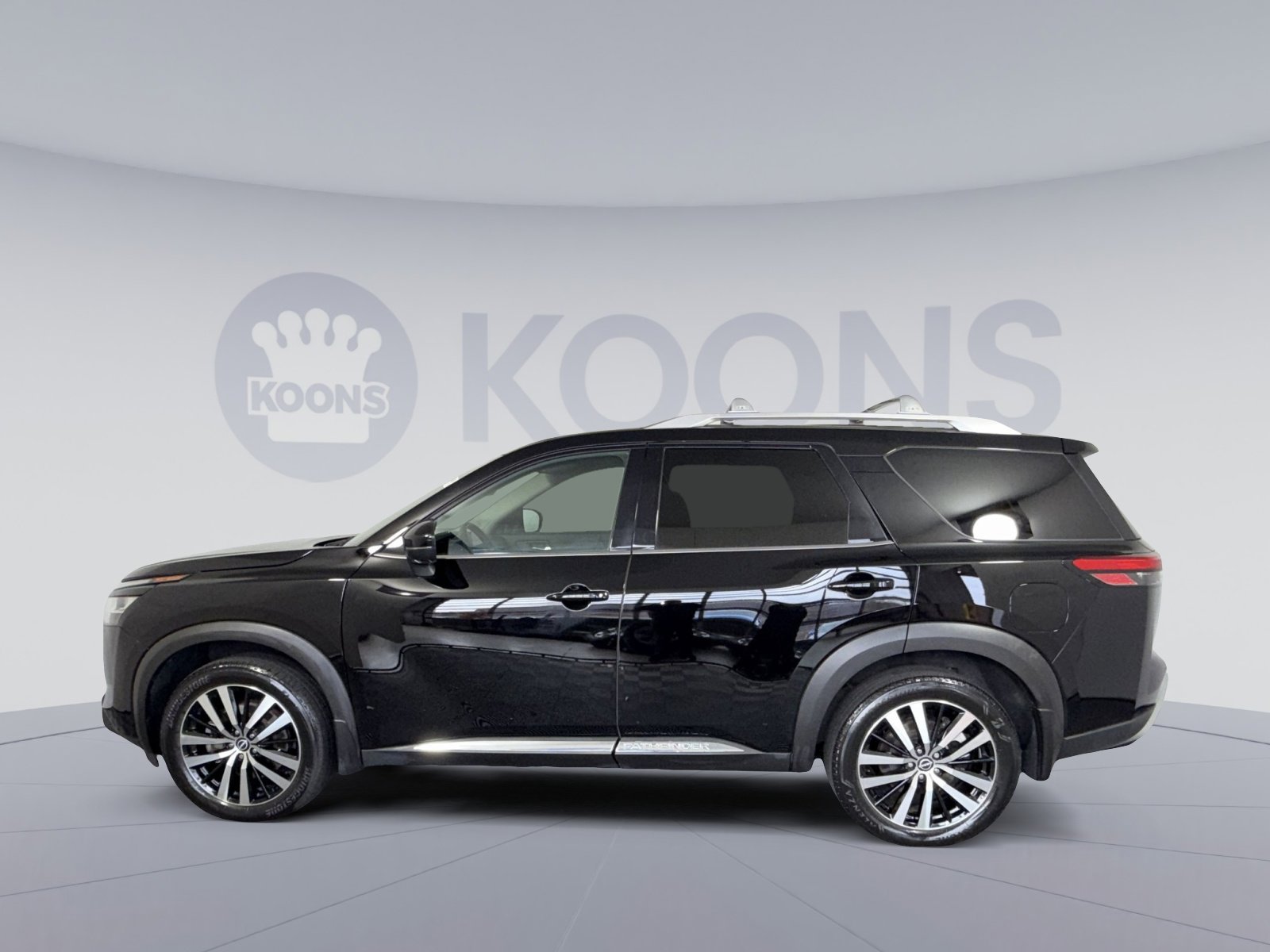 Used 2023 Nissan Pathfinder Platinum image 2