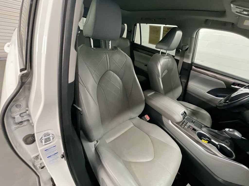 Used 2020 Toyota Highlander Platinum image 28
