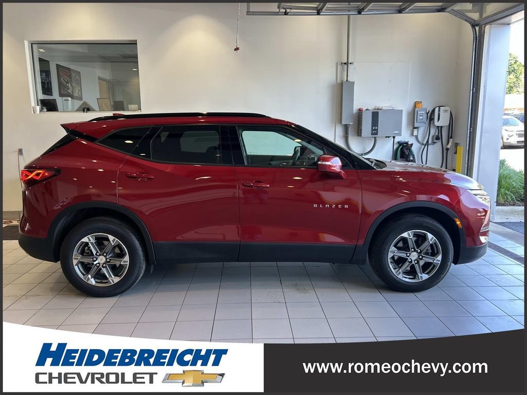 Used 2024 Chevrolet Blazer LT AWD/4WD image 2