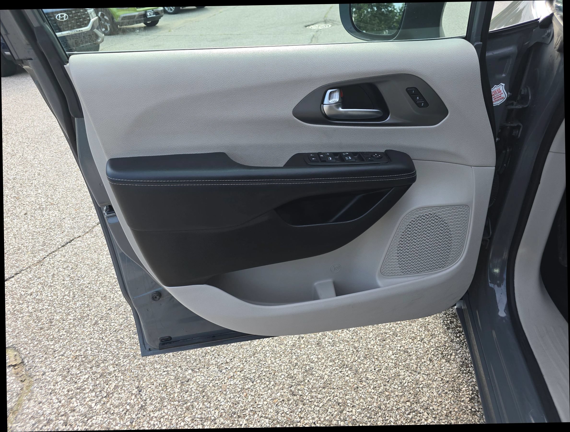 Used 2023 Chrysler Pacifica Touring-L FWD image 9