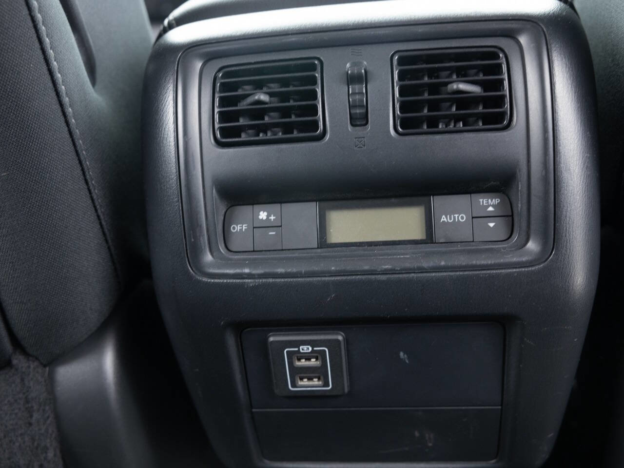 Used 2018 Nissan Pathfinder S image 32